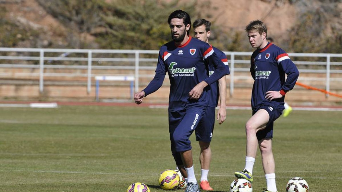 Lassad junto a Vicente e Íñigo Pérez en uno de los ejercicios de su primer entrenamiento con el Numancia.-VALENTÍN GUISANDE