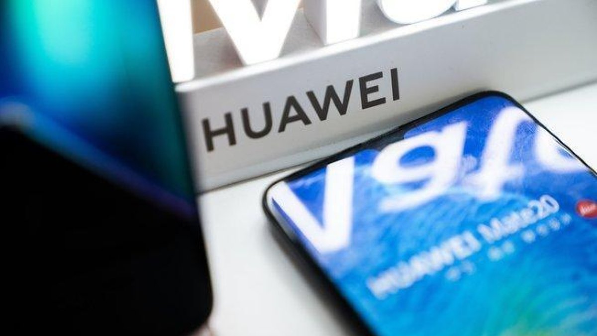 El logotipo de Huawei en una tiende de Pekín.-AFP