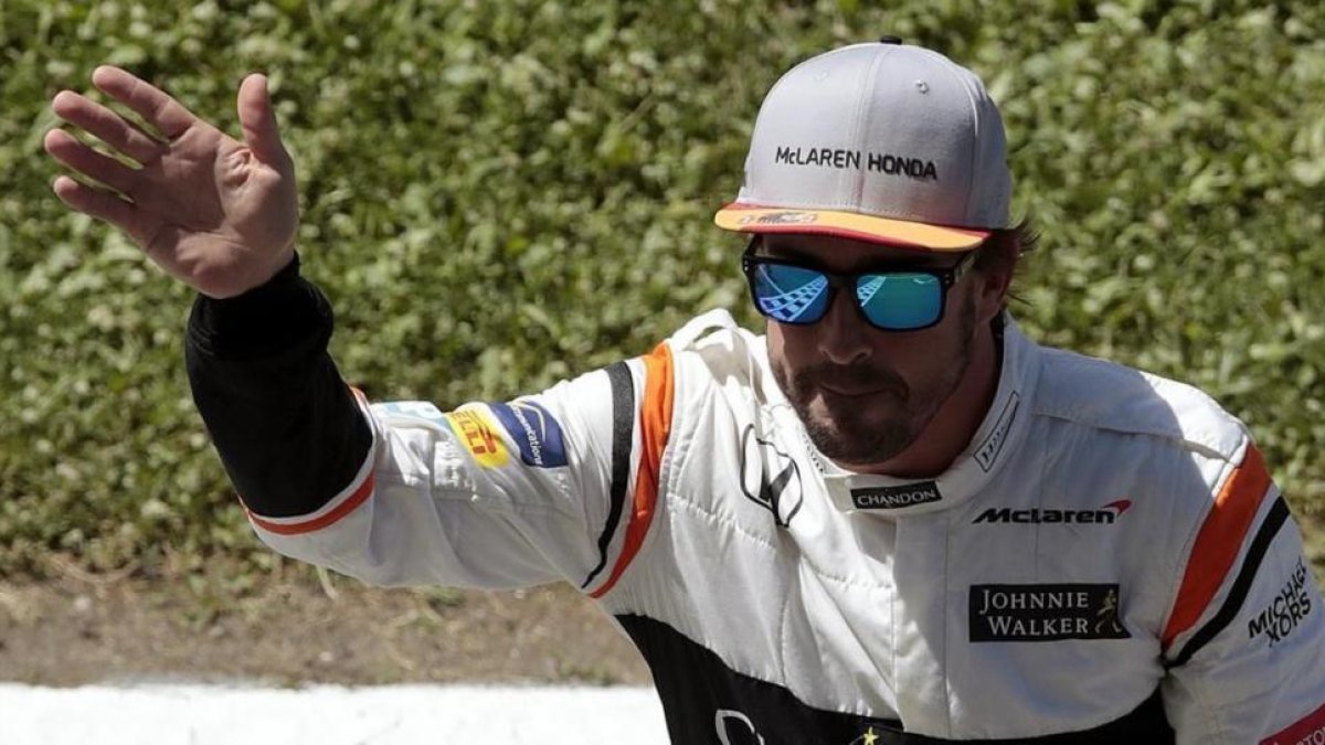 Fernando Alonso saluda al público de Montmeló tras su extraordinario séptimo puesto en la parrilla de salida de mañana en el GP de España de F-1.-Alberto Estevez