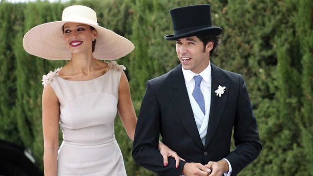El torero Cayetano Rivera Ordóñez y su novia Eva González, en la boda de Francisco Rivera, en el 2013.-EFE