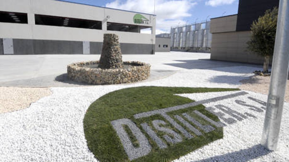 Instalaciones de Distiller en el polígono Emiliano Revilla. / ÁLVARO MARTÍNEZ-