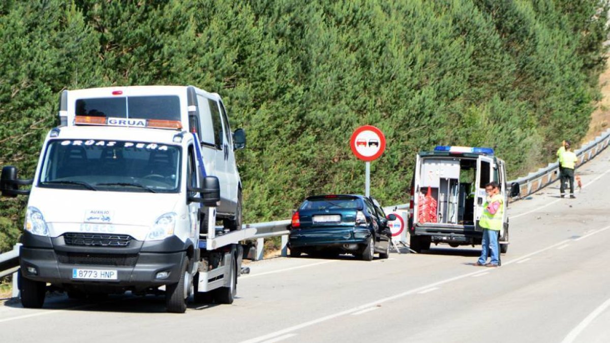 El accidente se produjo al colisionar un coche con una furgoneta.-A. M.