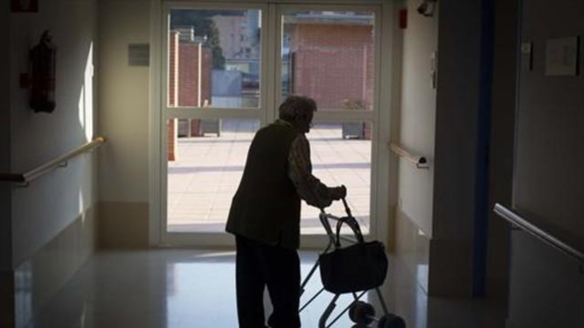 Una anciana, en una residencia de ancianos en Horta, en Barcelona.-CARLOS MONTAÑÉS