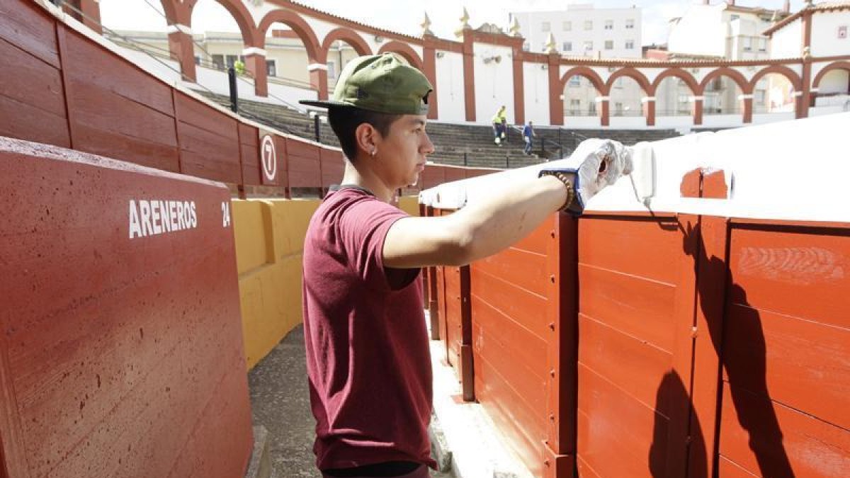 Retoques, ayer, en la plaza de toros.-Luis Ángel Tejedor