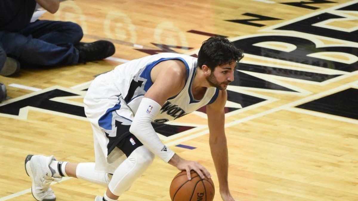 Ricky Rubio, en plena acción ante los Lakers.-CRAIG LASSIG / EFE
