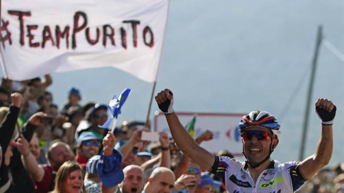 Purito cruza victorioso la meta de Sotres.-Foto: EFE / JAVIER LIZÓN