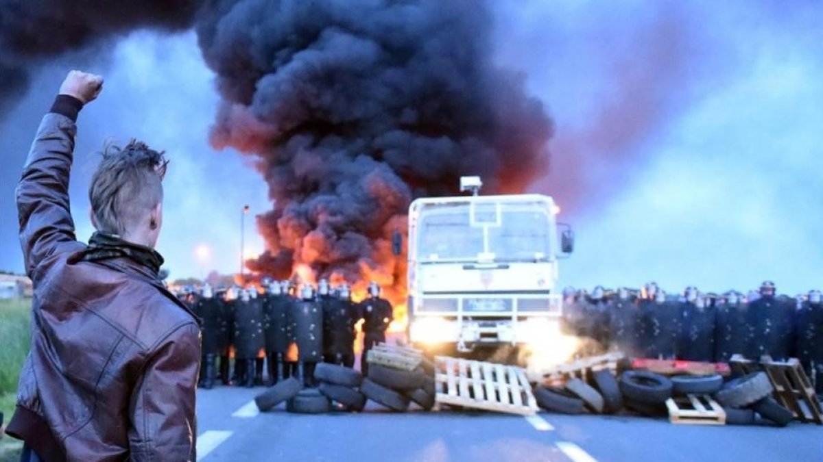 Protesta contra la reforma laboral en Douchy-les-Mines, al norte de Francia.-AFP / FRANCOIS LO PRESTI