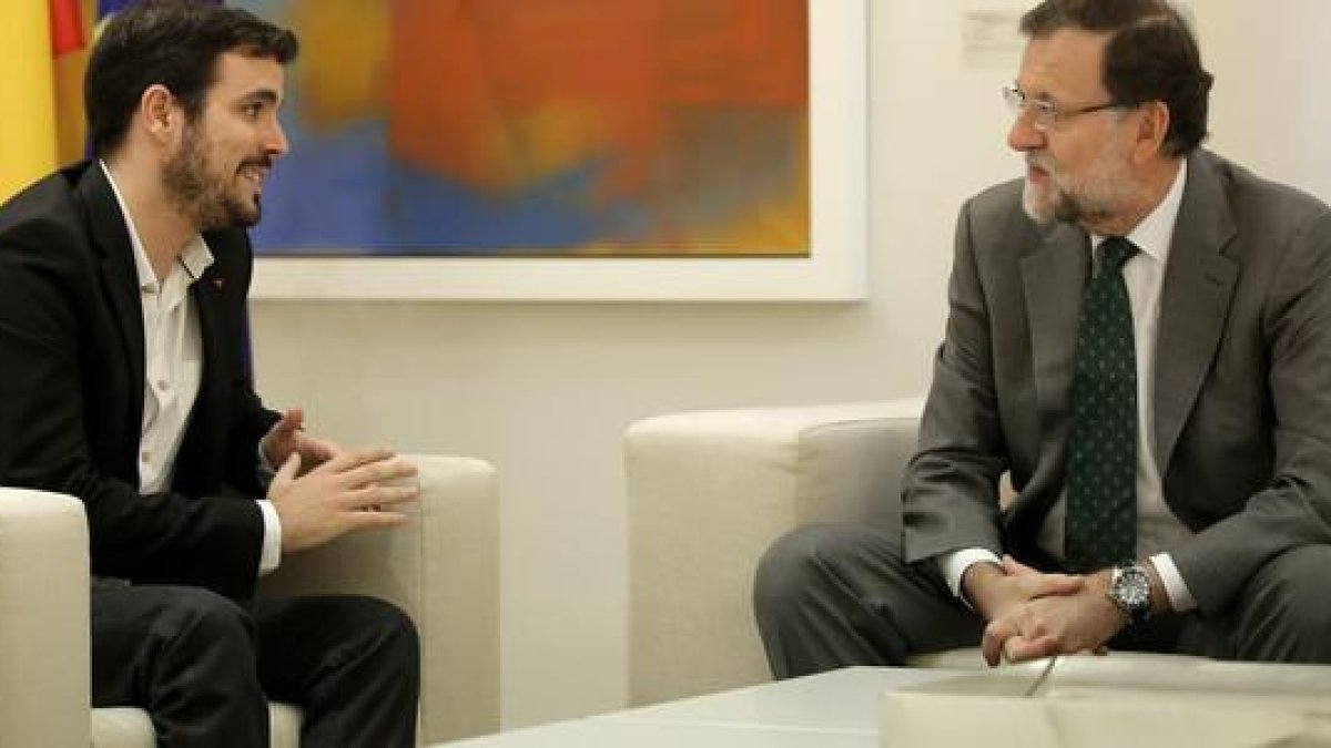 Mariano Rajoy y Alberto Garzón, este lunes, durante la reunión que han mantenido en la Moncloa.-JOSÉ LUIS ROCA