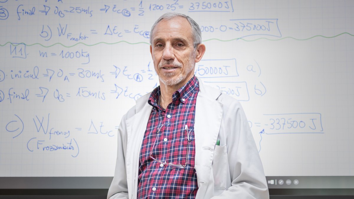 Manolo Olave, profesor de Física y Química del colegio Escolapios. GONZALO MONTESEGURO