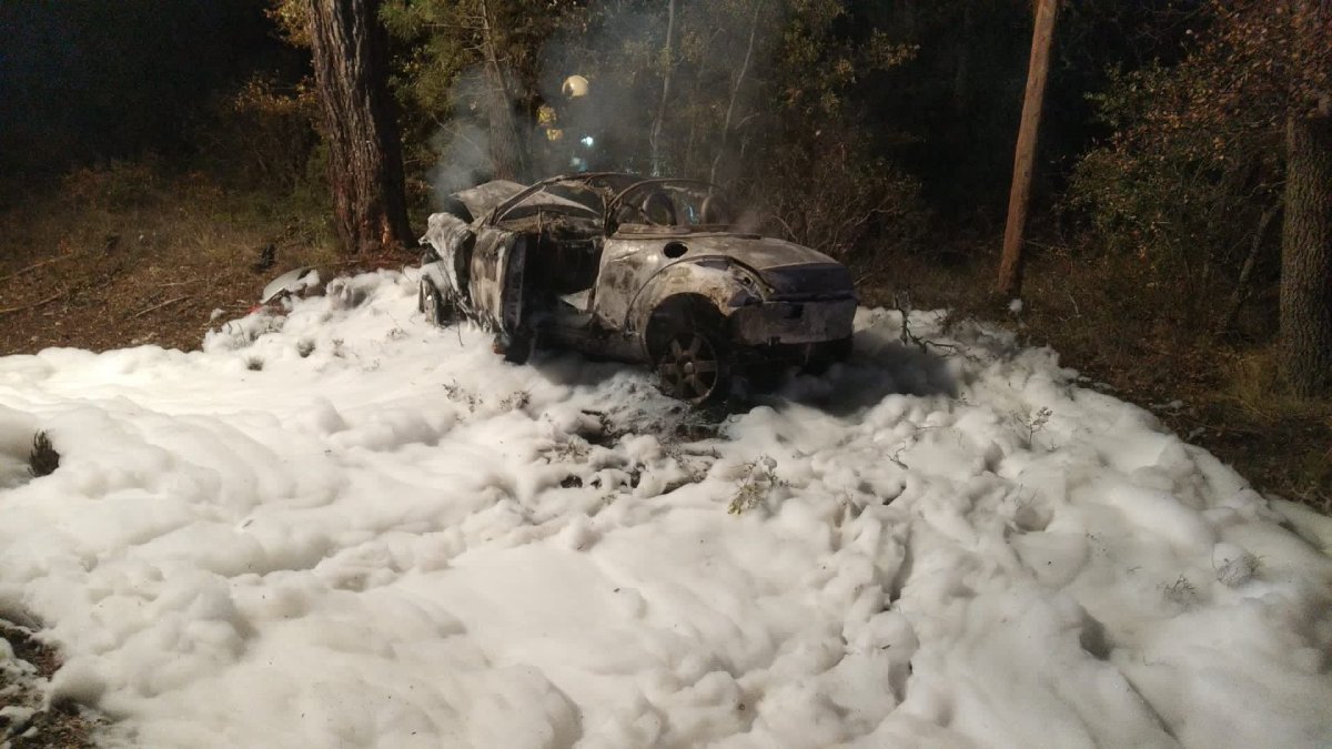 Estado en que quedó el vehículo siniestrado rodeado de la espuma de sofocar fuego.-HDS