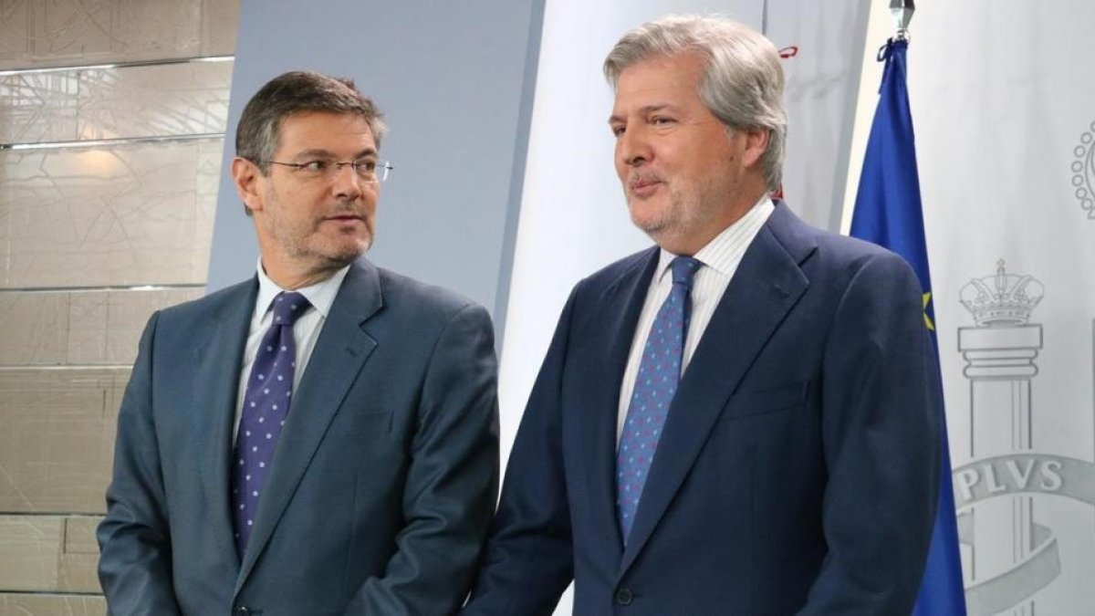 El ministro de Educación y portavoz del Gobierno, Ínigo Méndez de Vigo, acompanado por el ministro de Justicia.-/ ACN