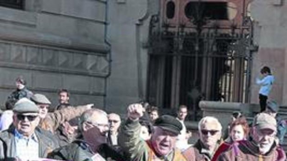Protesta de jubilados exigiendo el cobro de unas pensiones dignas.-ACN / BEGOÑA FUENTES