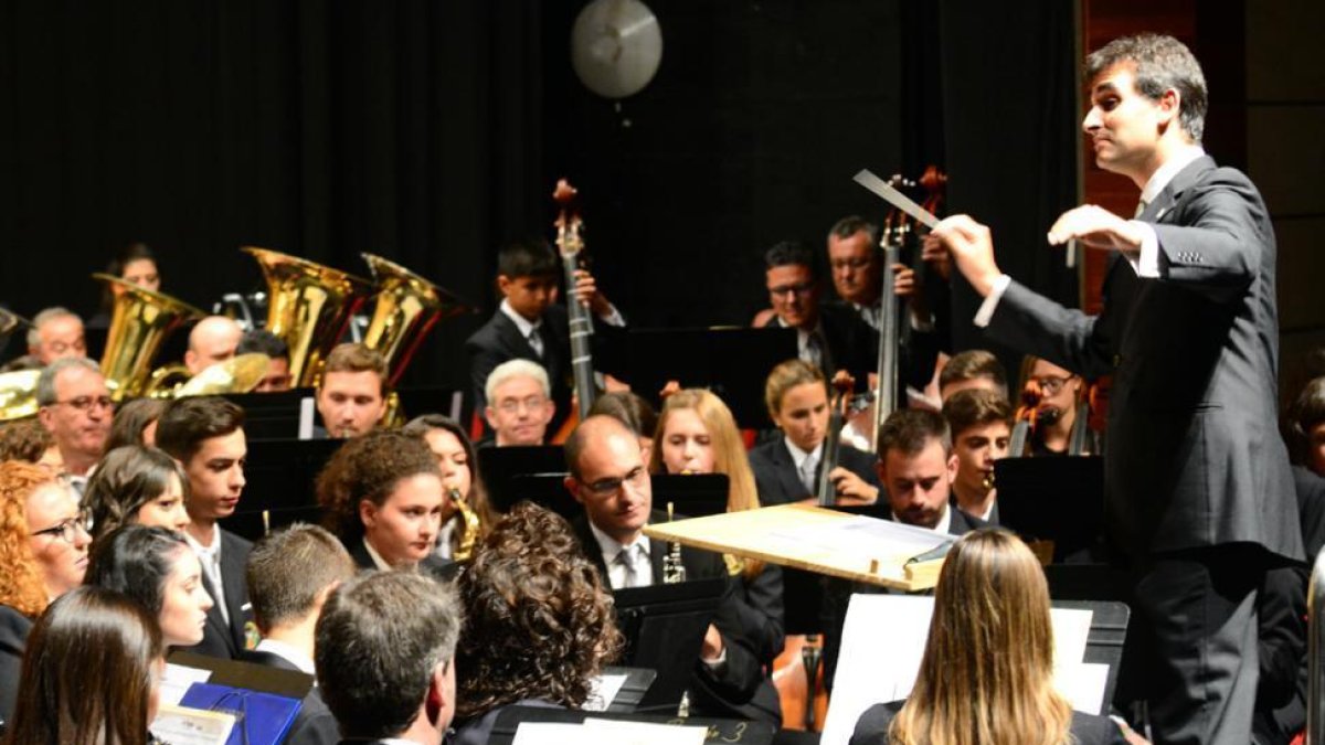 Carlos Garcés con su batuta al frente de un concierto con la Sinfónica de Cullera.-ÁLVARO MARTÍNEZ