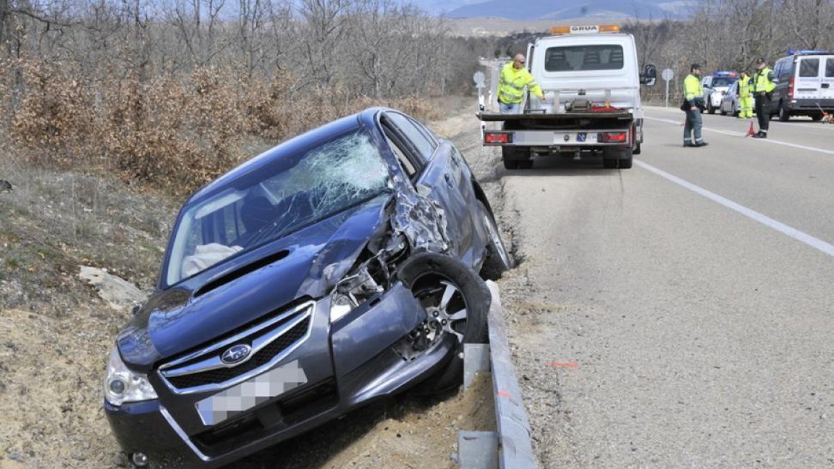 El coche en la cuneta evidencia señales del fuerte golpe.-María Ferrer