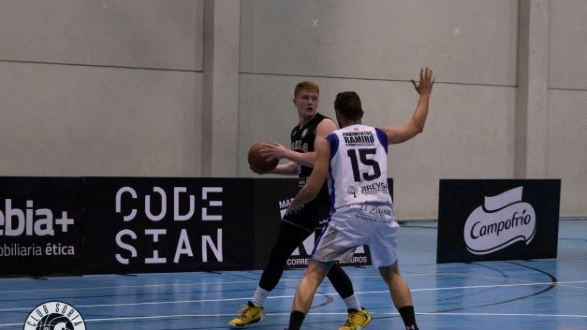 El pívot soriano Alejandro Hernández, en un lance del último partido en el Polideportivo San Andrés. HDS