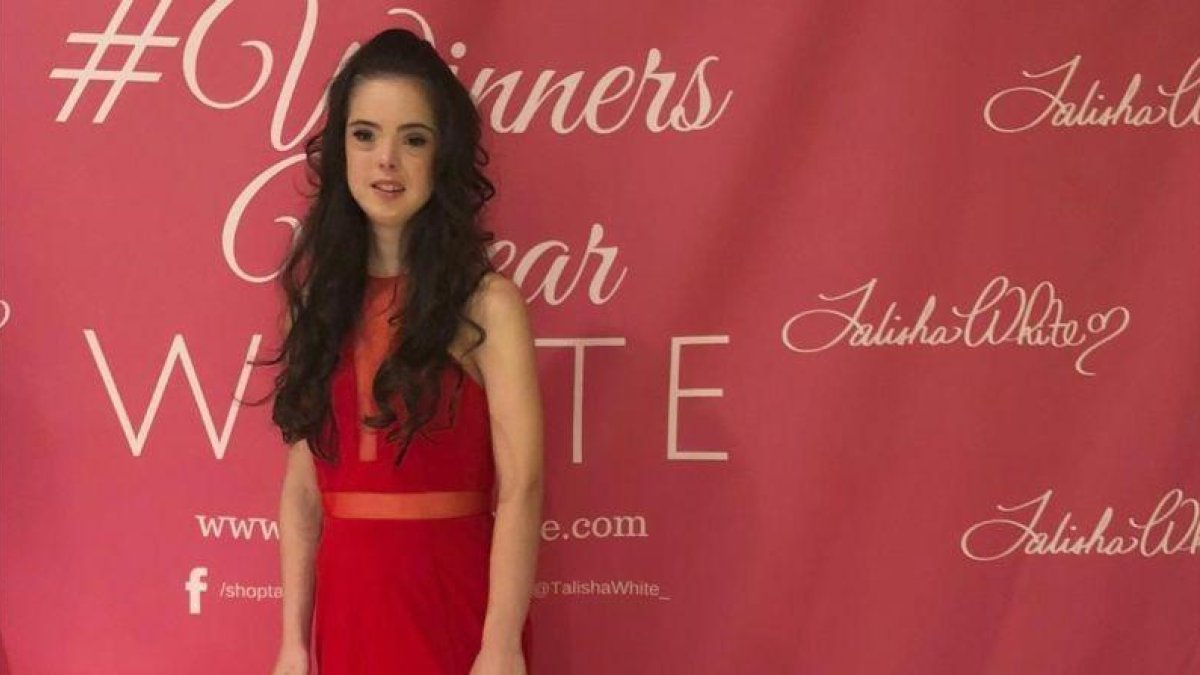 Marián Ávila luciendo un vestido rojo de la nueva colección de Talisha White en la Semana de la Moda de Nueva York.-LEANNE ITALIE