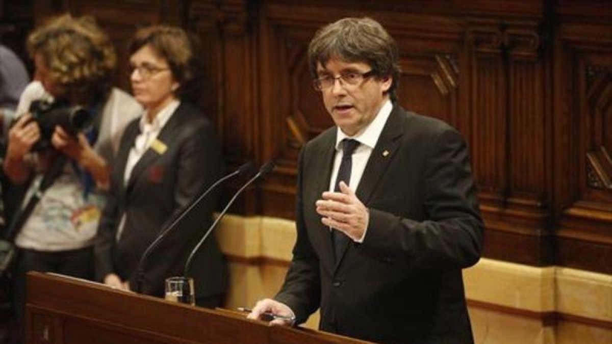 Carles Puigdemont, ayer, en el Parlament.-JULIO CARBÓ
