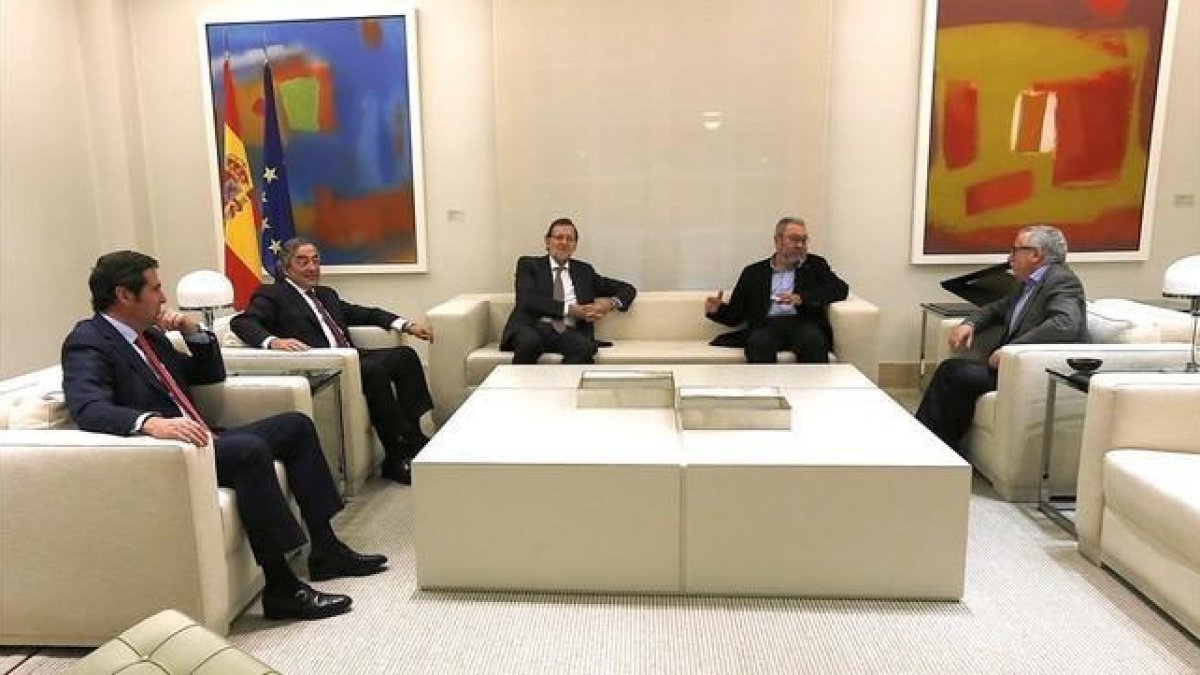 Antonio Garamendi, Juan Rosell, Cándido Méndez e Ignacio Fernández Toxo, durante una reunión en la Moncloa con Rajoy el pasado 4 de noviembre.-DAVID CASTRO