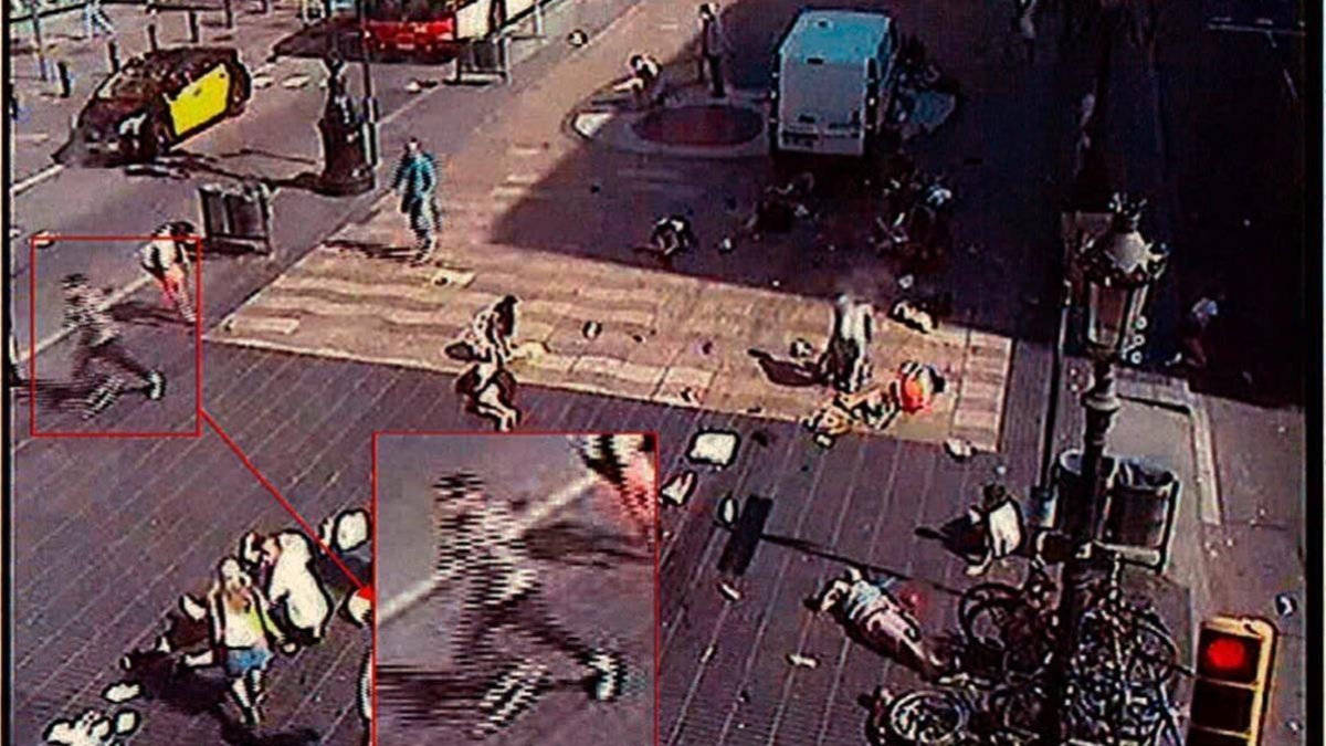 Younes Abouyaaouqub, huyendo de la La Rambla tras el atentado. /-EL PERIÓDICO