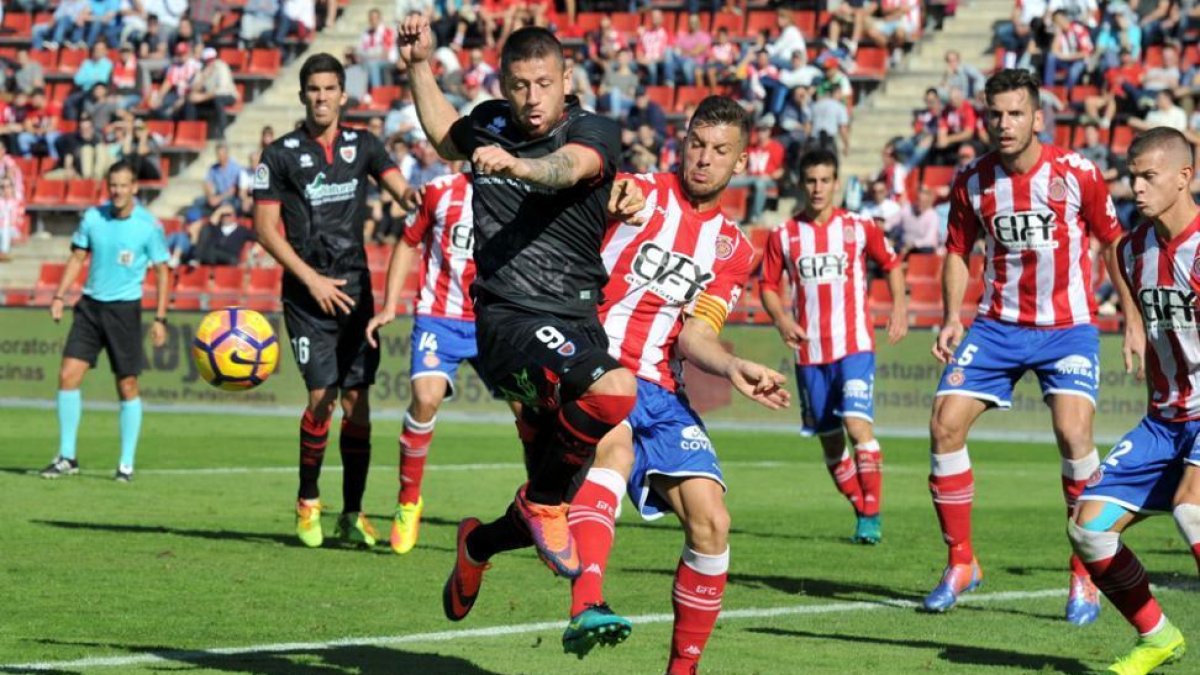 Acuña intenta golpear un balón a una acción ofensiva del Numancia.-ÁREA 11