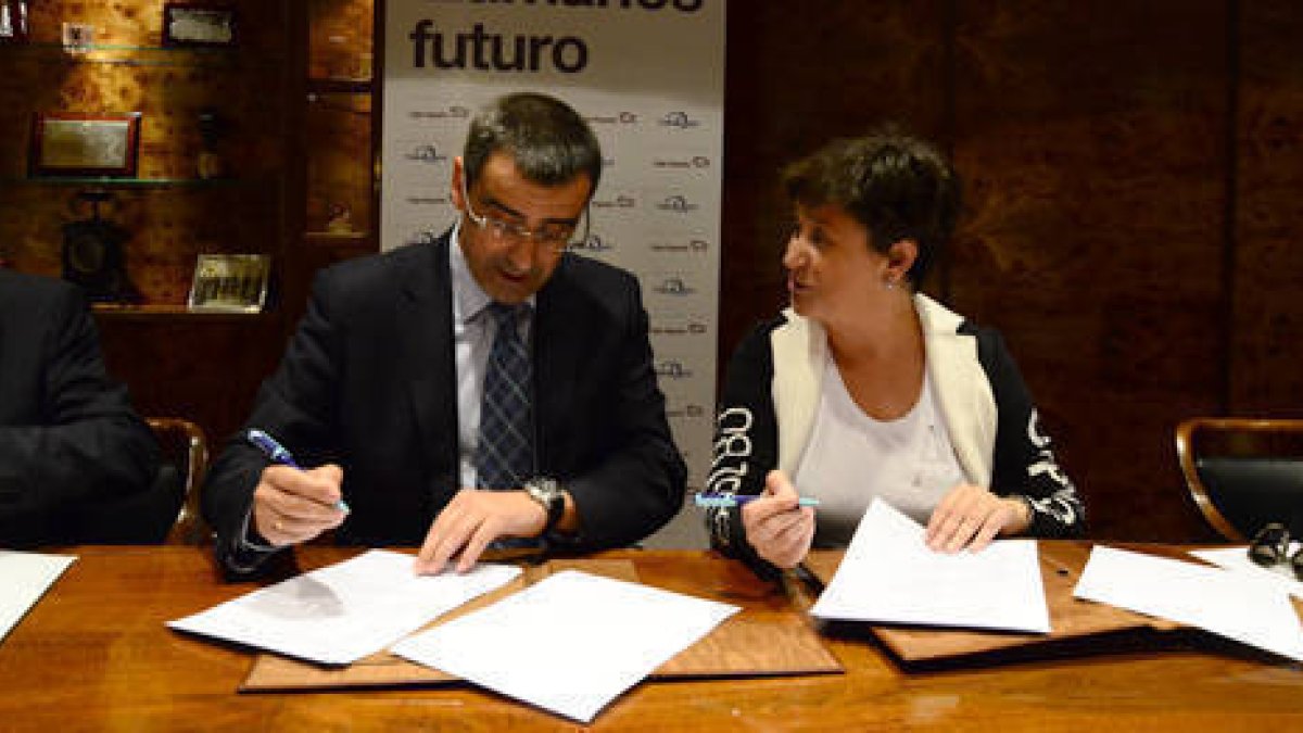 Firma del convenio entre Caja España-Duero y Cámara de Comercio./ A. M. -