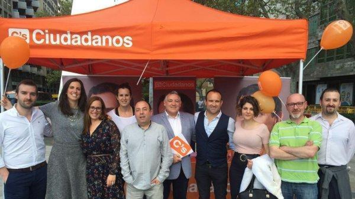 José Luis Juste, al centro en la imagen, rodeado de militantes de C´s.-ARCHIVO