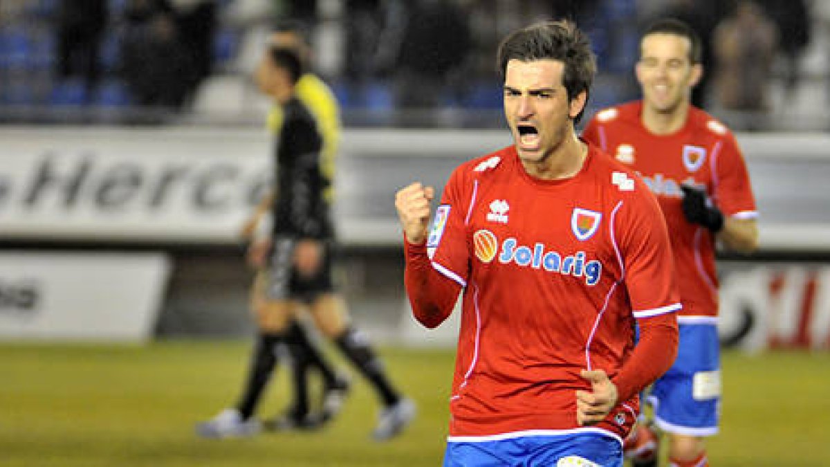 Natalio y Juanjo celebran uno de los goles anotados ayer. / DIEGO MAYOR-