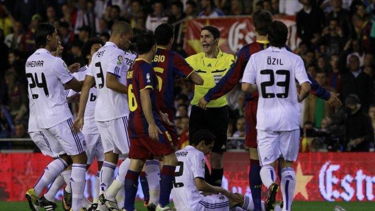Undiano Mallenco en la polémica final de Copa del Rey (2011) entre Barça y Madrid en Mestalla.-MIGUEL LORENZO
