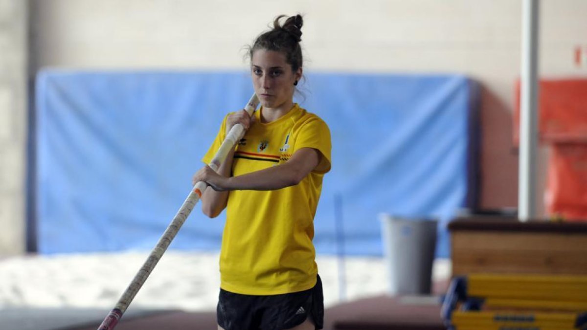 Carla Franch tiene la mejor marca en la prueba de pértiga.-VALENTÍN GUISANDE