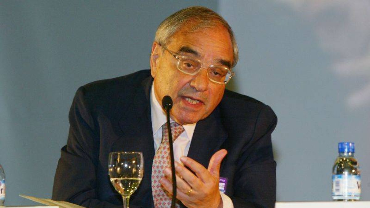 Rodolfo Martín Villa, en una imagen del 2004 en Barcelona.-Foto: RICARD CUGAT