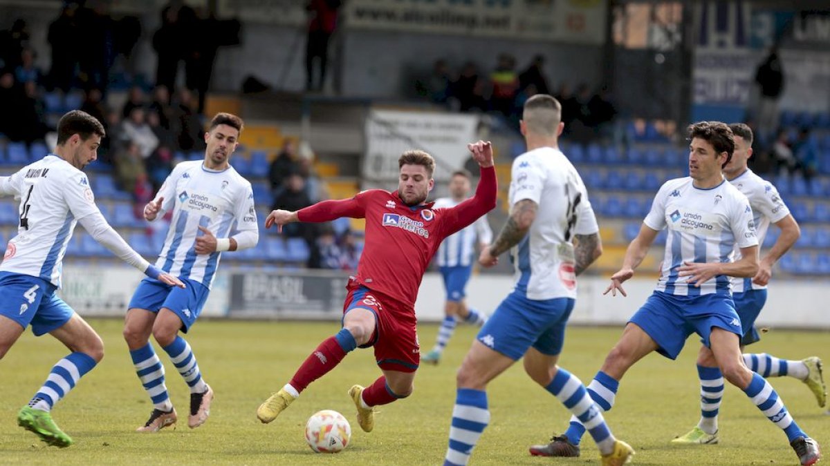 Acción de juego de Rubén Mesa en el partido entre el Numancia y el Alcoyano. AREA 11