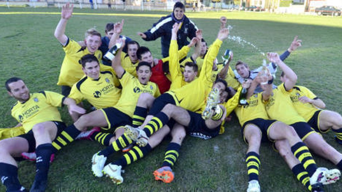 Los jugadores del Arcóbriga celebran el título de campeón provincial. / ÁLVARO MARTÍNEZ-