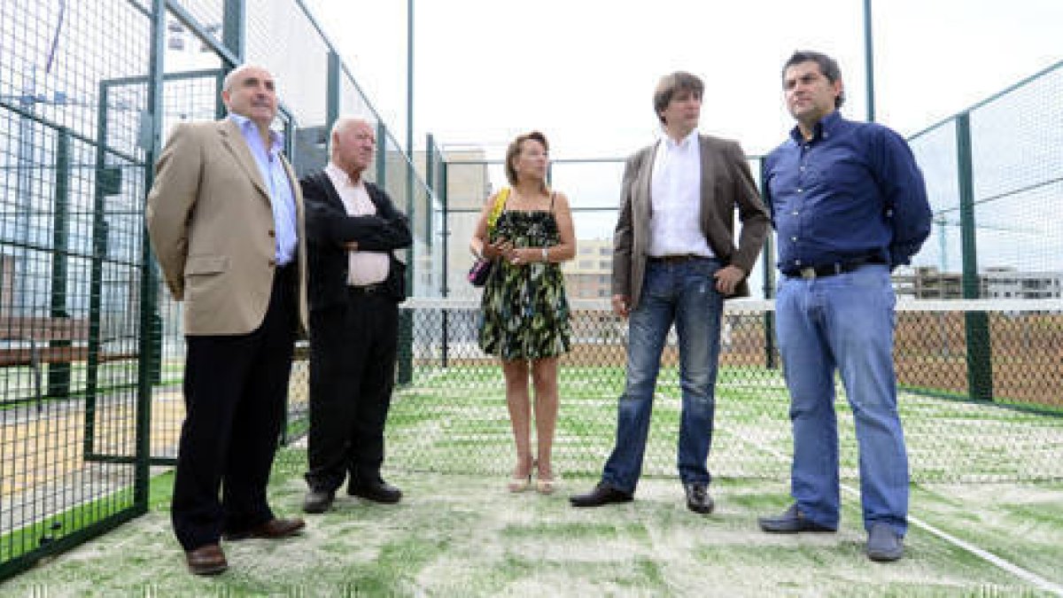 El alcalde de la ciudad visitando las nuevas pistas. / A. M.-