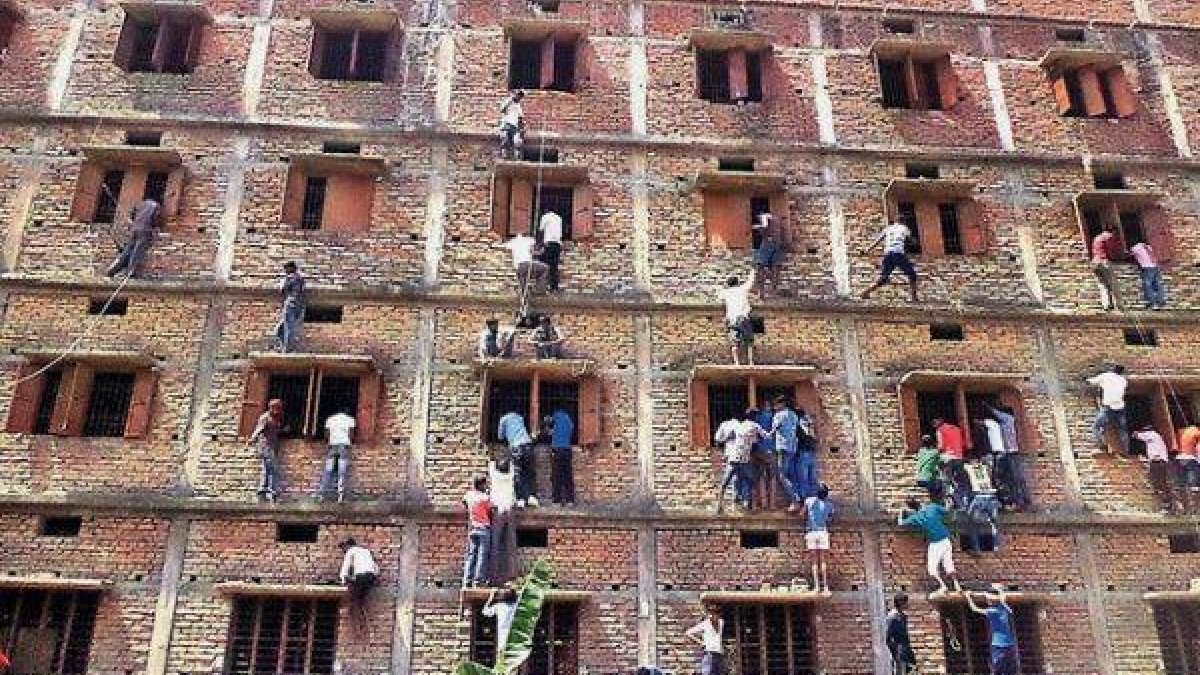 Miles de personas escalaron edificios para pasar las respuestas a alumnos que se examinaban.-Foto: AP