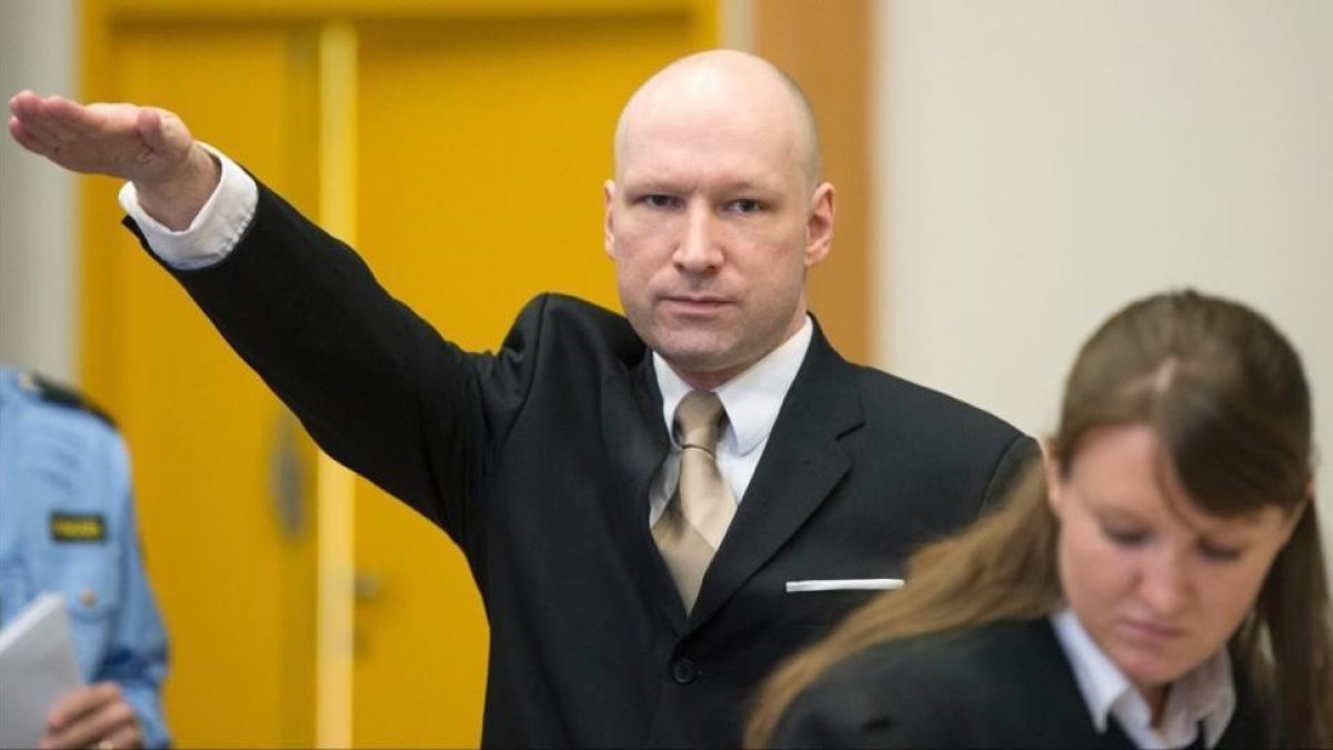 Breivik hace el saludo nazi a su llegada al juicio, en la prisión de Skien, el 15 de marzo.-AFP / JONATHAN NACKSTRAND