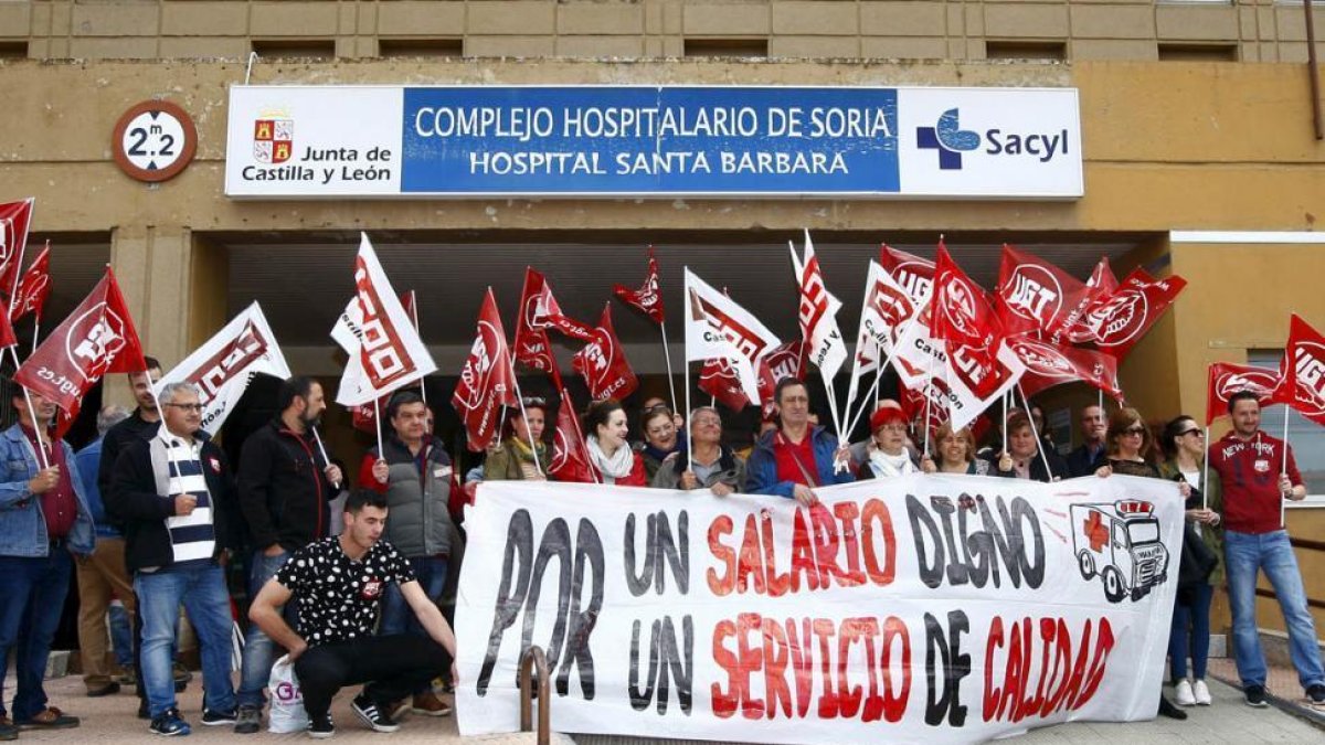 Una concentración de los trabajadores del sector del transporte sanitario en la puerta del hospital Santa Bárbara.-HDS