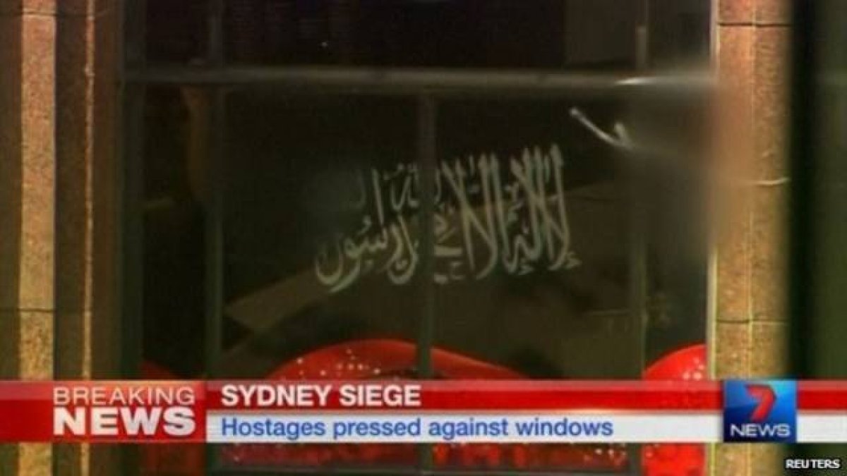 La bandera de Al Qaeda en una de las ventanas del café Lindt de Sidney.-Foto: REUTERS