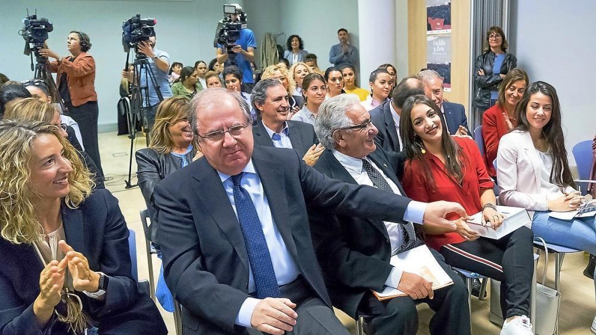 Juan Vicente Herrera y Pedro Puente, durante la presentación de la campaña ‘Partir de cero’.-- ICAL