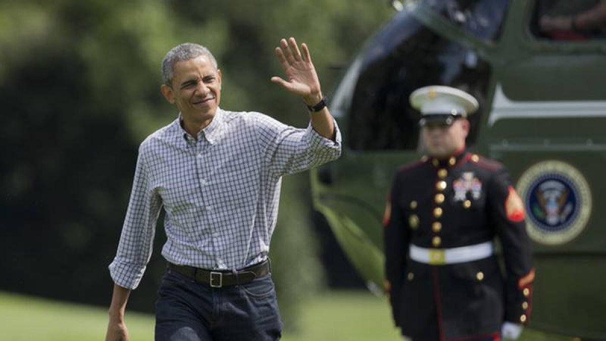 Obama saluda a los fotógrafos a su llegad a la Casa Blanca procedente de Camp David, este domingo.-Foto: AP / MANUEL BALCE CENETA