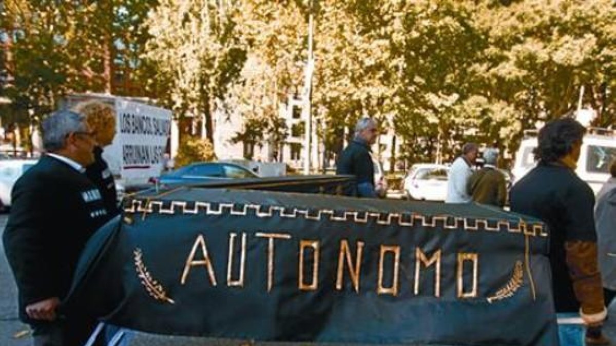 Manifestación de trabajadores autónomos delante del Congreso el pasado septiembre.-/ AGUSTÍN CATALÁN