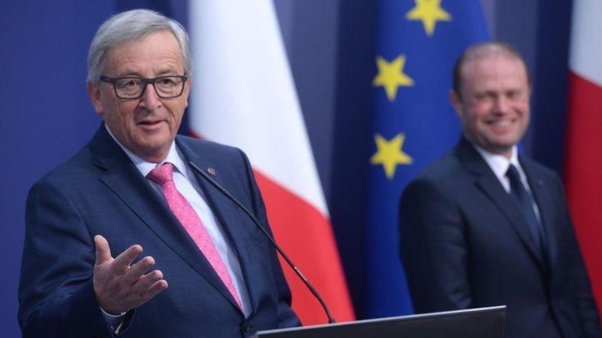 El presidente de la Comisión Europea, Jean-Claude Juncker, en la rueda de prensa que ha dado junto al primer ministro de Malta, Joseph Muscat.-MATTHEW MIRABELLI