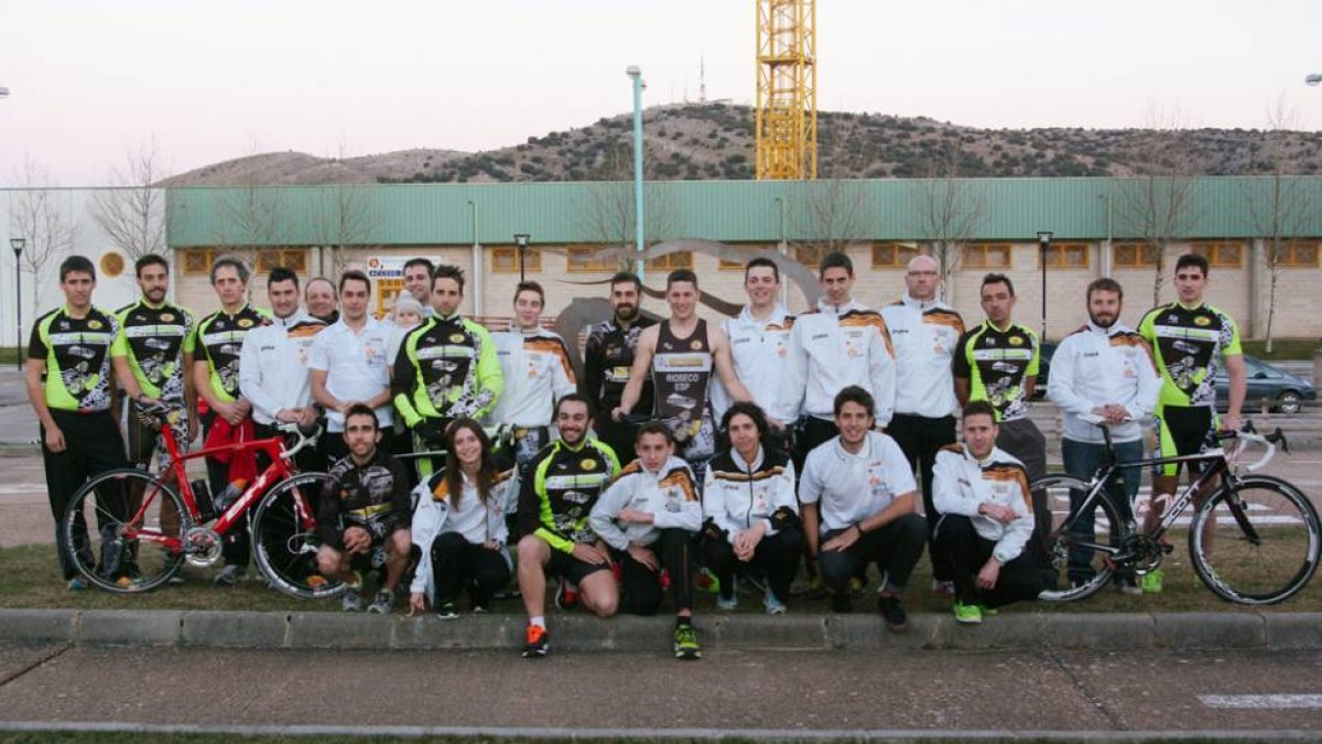 El equipo del Deporama se presentó ayer con las miradas puestas en el Nacional de Duatlón.-FCYLT