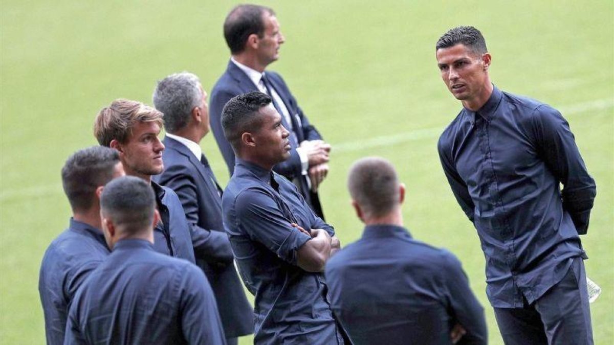 Ronaldo con sus compañeros de la Juventus en Mestalla.-MANUEL BRUQUE