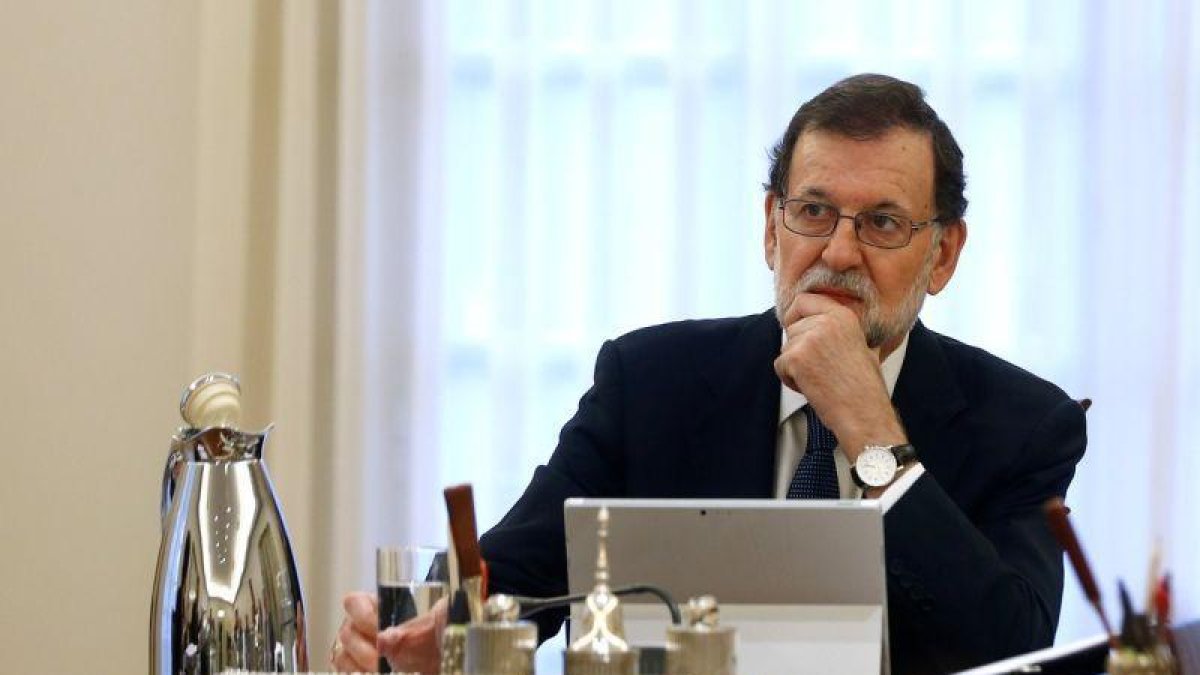 Rajoy, durante el Consejo de Ministros extraordinario de este miércoles.-HANDOUT (REUTERS)