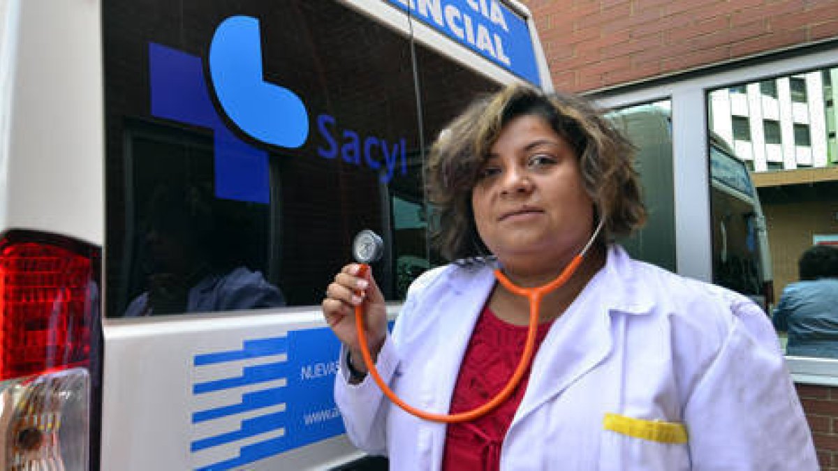 La doctora Eva Estela Izaguirre se muestra objetora de conciencia ante la norma que impide atender a inmigrantes ilegales. / ÁLVARO MARTÍNEZ-