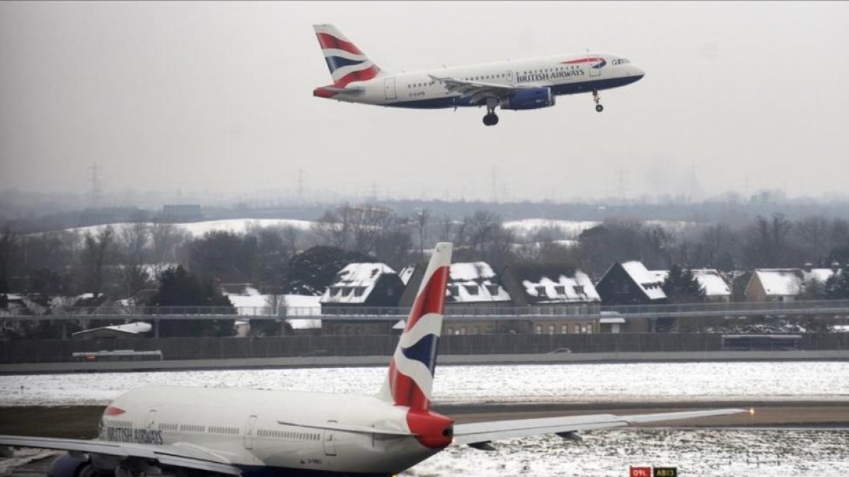 Un avión de British Airways en el aeropuerto de Heathrow en diciembre.-ANDY RAIN