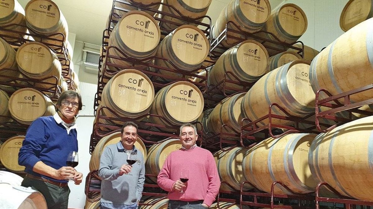 Avelino Gozalo, socio de la bodega, José Miguel Vaquero y Jesús Ángel Martín en la sala de barricas de Convento Oreja.-