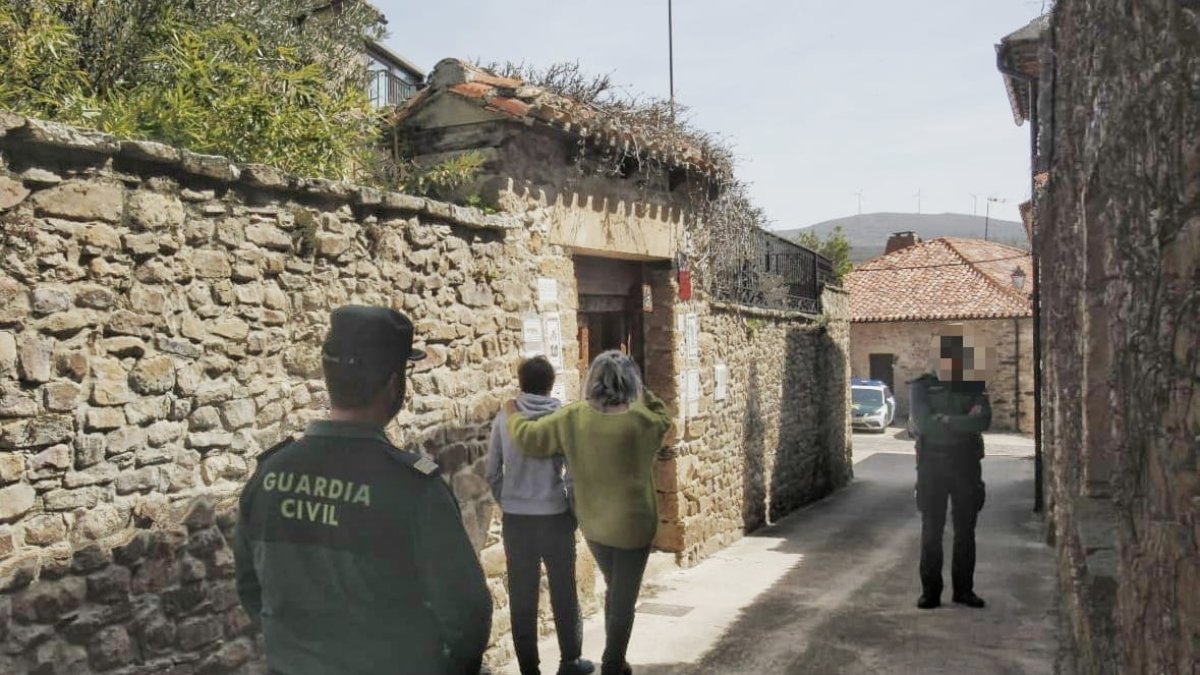 Dos guardias civiles custodian la residencia de Sánchez Dragó. MARIO TEJEDOR