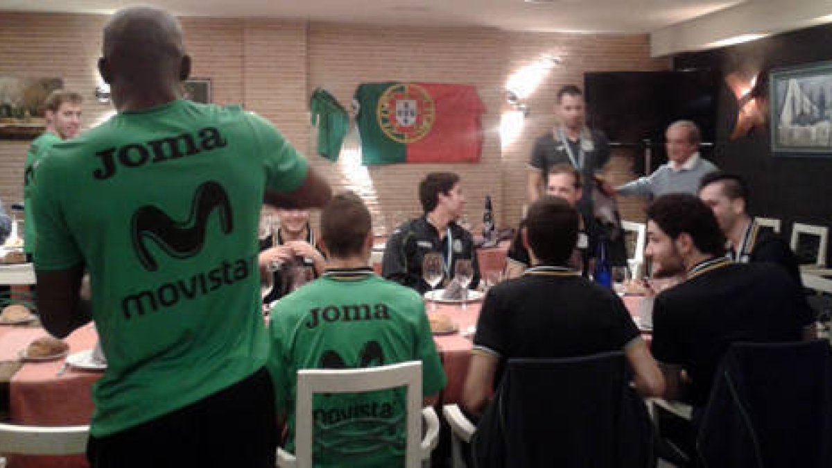 La expedición del Inter Movistar en la cena de celebración en El Fogón de El Salvador. / El Fogón del Salvador-