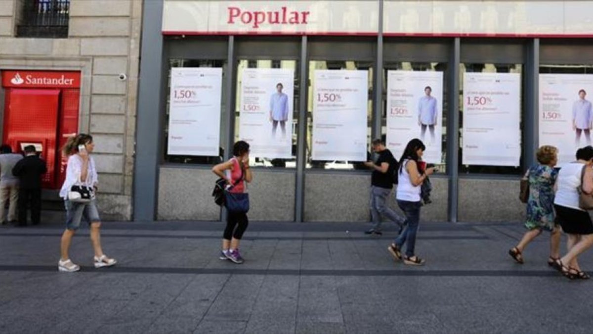 Oficina del Banco Santander, junto a una del Banco Popular, en Madrid.-